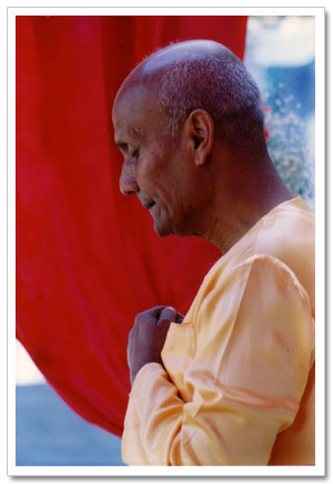 Sri Chinmoy prayerfully meditates